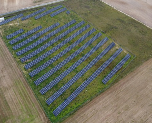 zdjęcie farmy fotowoltaicznej zrobione za pomocą drona