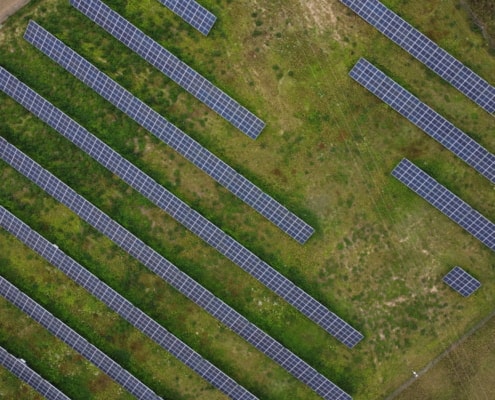 zdjęcie paneli słonecznych na farmie PV zrobione dronem