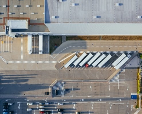 zdjęcie samochody na parkingu przy hali