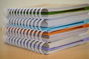 stos dokumentów na biurku ocena oddziaływania na środowisko